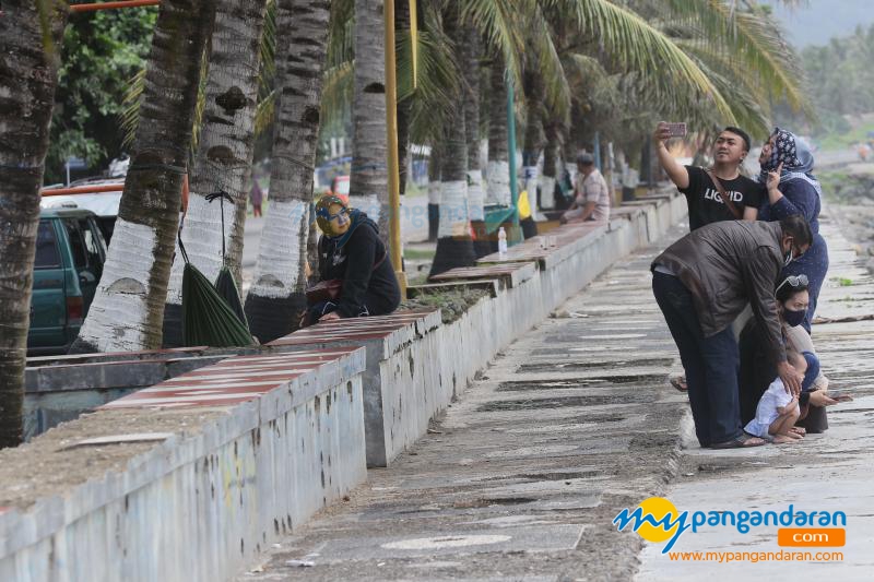 Menikmati Indahnya Pesona Pantai Timur Pangandaran Dengan Ayunan Hammock