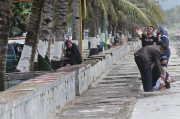 Menikmati Indahnya Pesona Pantai Timur Pangandaran Dengan Ayunan Hammock