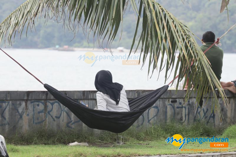 Menikmati Indahnya Pesona Pantai Timur Pangandaran Dengan Ayunan Hammock