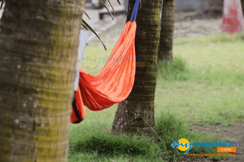 Menikmati Indahnya Pesona Pantai Timur Pangandaran Dengan Ayunan Hammock