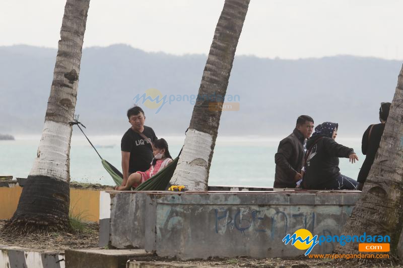 Menikmati Indahnya Pesona Pantai Timur Pangandaran Dengan Ayunan Hammock