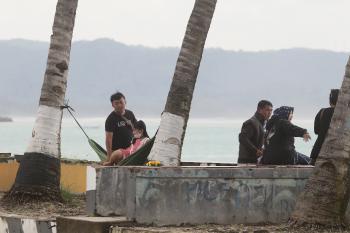 Menikmati Indahnya Pesona Pantai Timur Pangandaran Dengan Ayunan Hammock