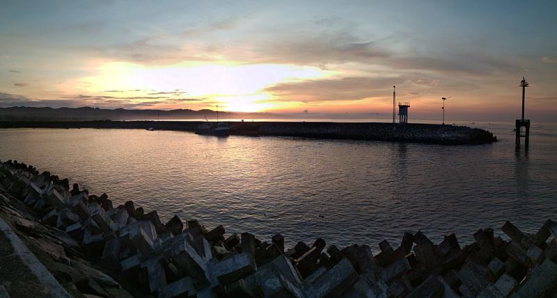 Panorama Sunrise Pelabuhan Cikidang Pangandaran 