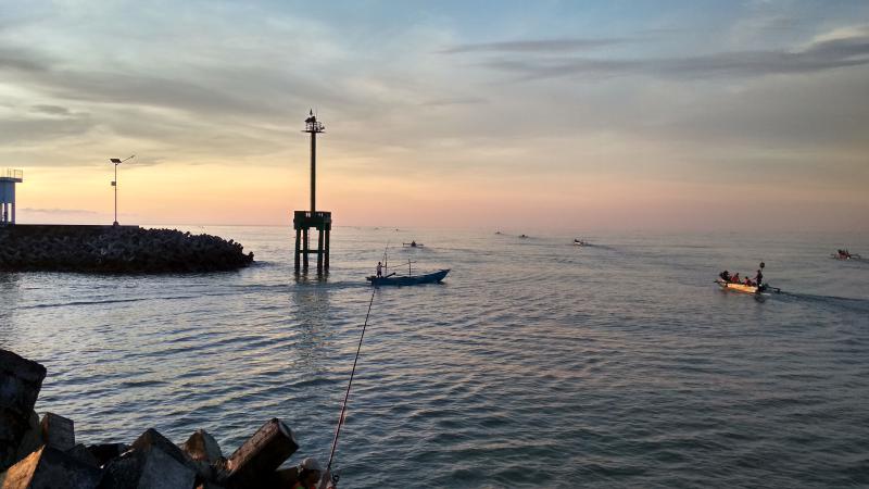 Panorama Sunrise Pelabuhan Cikidang Pangandaran 