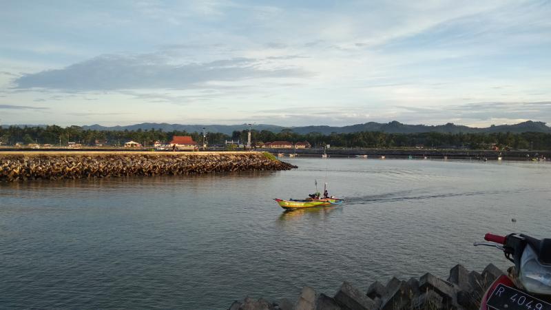 Panorama Sunrise Pelabuhan Cikidang Pangandaran 