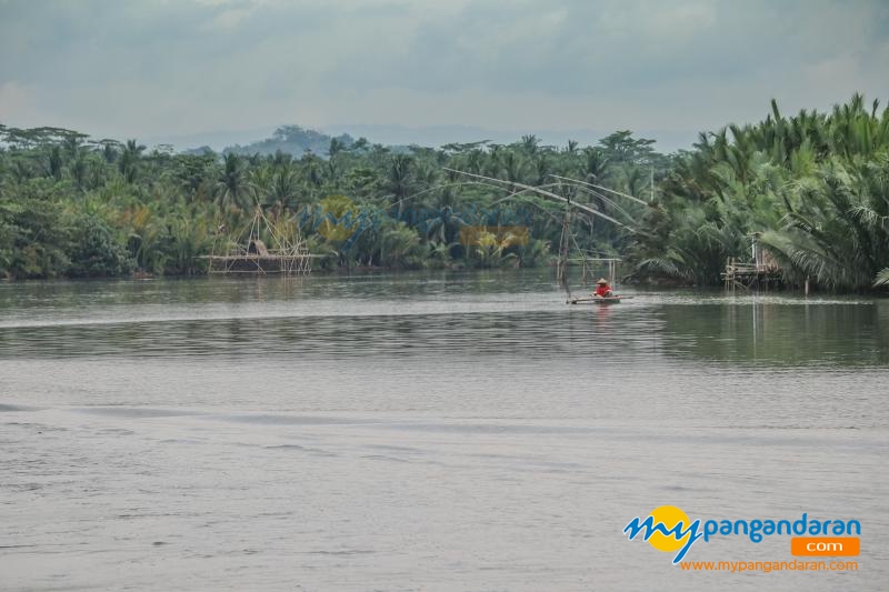 Potret Indahnya Pemandangan Sungai Cijulang