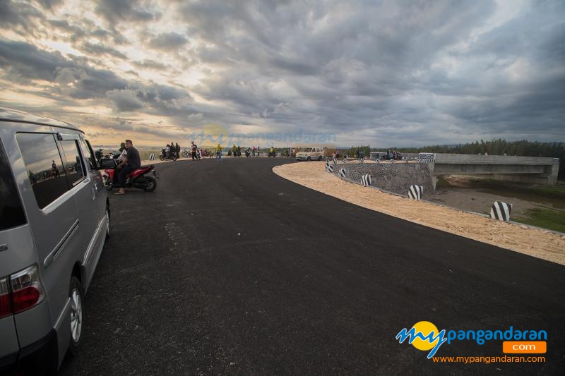 Potret Jalan Lintas Pesisir Pangandaran Jadi Spot Berburu Sunset