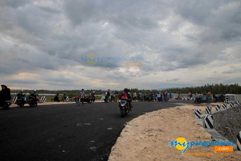 Potret Jalan Lintas Pesisir Pangandaran Jadi Spot Berburu Sunset