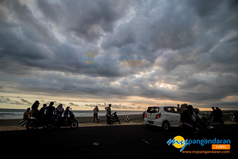 Potret Jalan Lintas Pesisir Pangandaran Jadi Spot Berburu Sunset