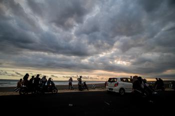 Potret Jalan Lintas Pesisir Pangandaran Jadi Spot Berburu Sunset