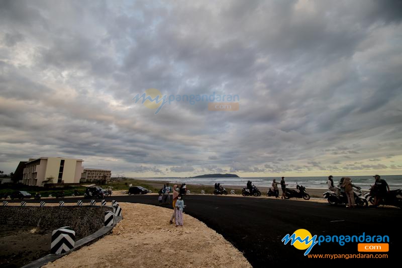 Potret Jalan Lintas Pesisir Pangandaran Jadi Spot Berburu Sunset