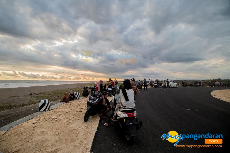 Potret Jalan Lintas Pesisir Pangandaran Jadi Spot Berburu Sunset