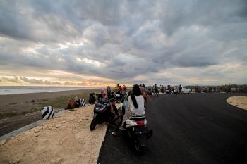 Potret Jalan Lintas Pesisir Pangandaran Jadi Spot Berburu Sunset