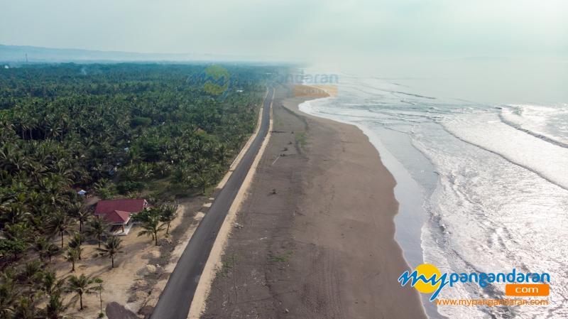 Potret Jalan Lintas Pesisir Pantai Batu Hiu Pangandaran