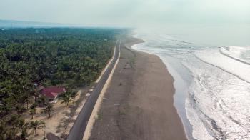 Potret Jalan Lintas Pesisir Pantai Batu Hiu Pangandaran