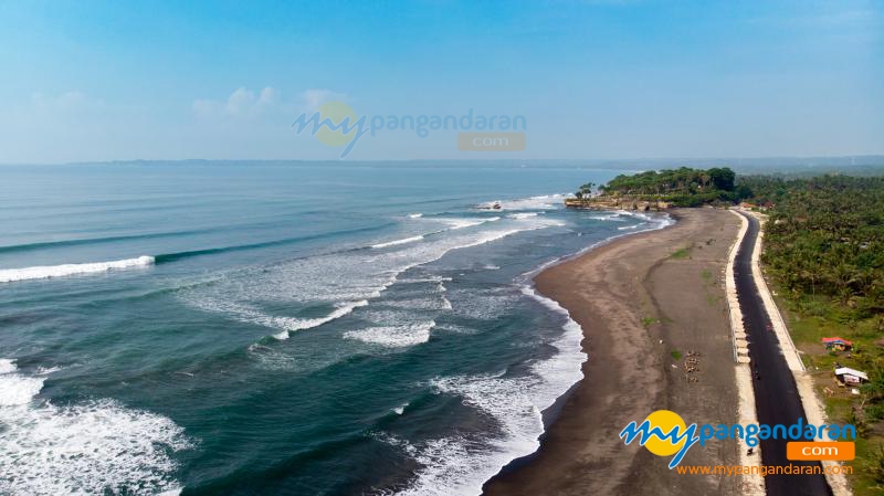 Potret Jalan Lintas Pesisir Pantai Batu Hiu Pangandaran