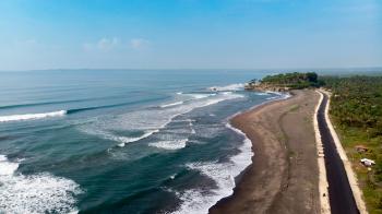 Potret Jalan Lintas Pesisir Pantai Batu Hiu Pangandaran