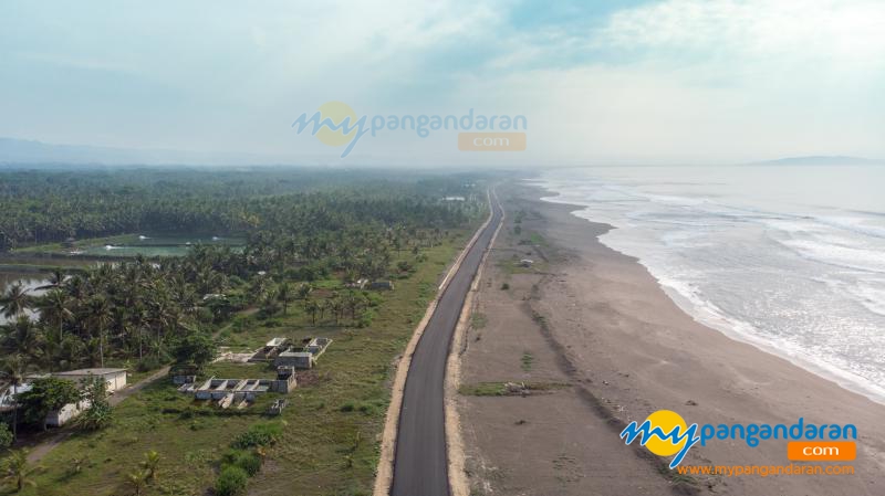 Potret Jalan Lintas Pesisir Pantai Batu Hiu Pangandaran