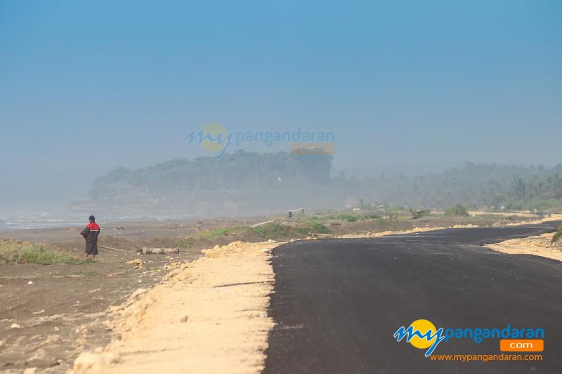 Potret Jalan Lintas Pesisir Pantai Batu Hiu Pangandaran