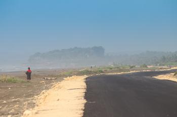 Potret Jalan Lintas Pesisir Pantai Batu Hiu Pangandaran