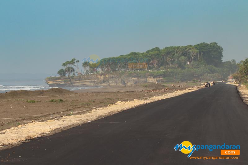 Potret Jalan Lintas Pesisir Pantai Batu Hiu Pangandaran