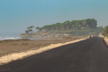 Potret Jalan Lintas Pesisir Pantai Batu Hiu Pangandaran