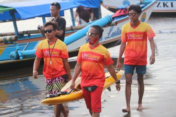 Potret Petugas Balawista Pangandaran Himbau Wisatawan