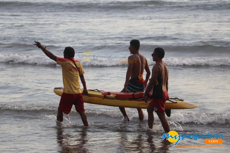 Potret Petugas Balawista Pangandaran Himbau Wisatawan