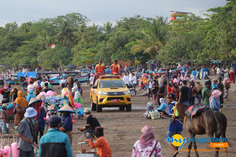 Potret Petugas Balawista Pangandaran Himbau Wisatawan