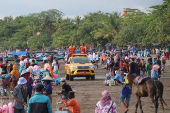 Potret Petugas Balawista Pangandaran Himbau Wisatawan