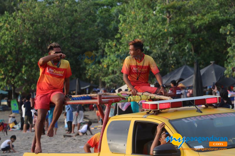 Potret Petugas Balawista Pangandaran Himbau Wisatawan