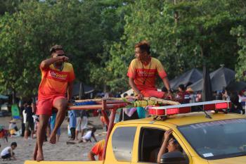 Potret Petugas Balawista Pangandaran Himbau Wisatawan