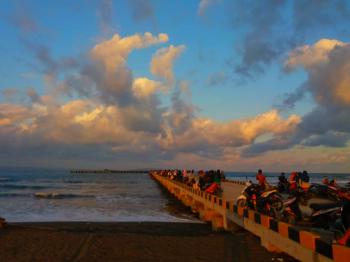 Ramainya Pelabuhan Bojong Salawe Kala Senja