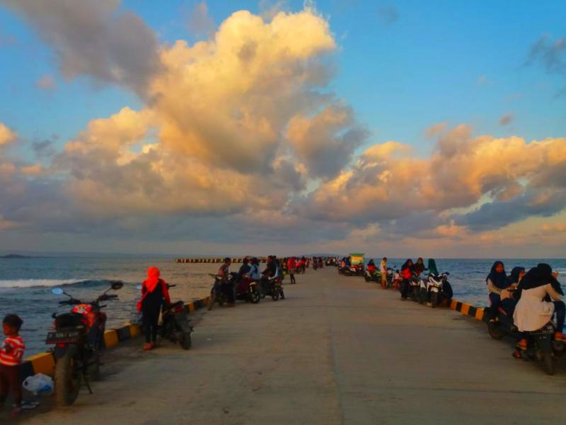 Ramainya Pelabuhan Bojong Salawe Kala Senja