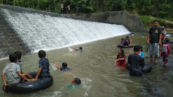 Serunya Berenang di Matras