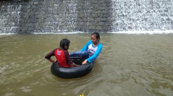 Serunya Berenang di Matras