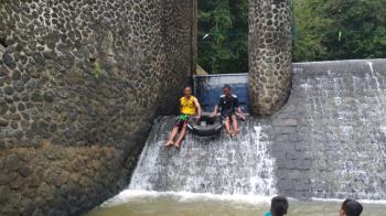 Serunya Berenang di Matras