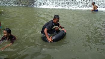 Serunya Berenang di Matras