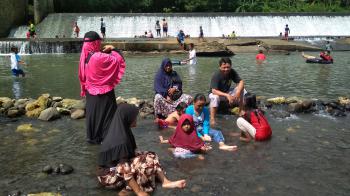 Serunya Berenang di Matras