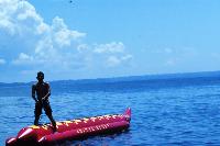 Serunya Naik Banana Boat di Pantai Timur Pangandaran