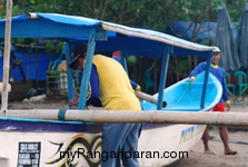 Memotret Kebersamaan Tukang Ngegoh Perahu di Pangandaran