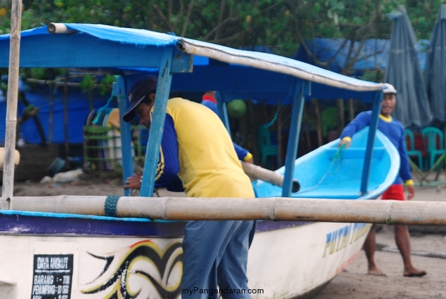 Memotret Kebersamaan Tukang Ngegoh Perahu di Pangandaran