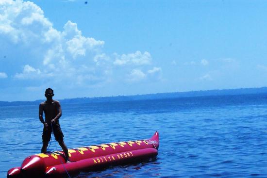 Serunya Naik Banana Boat di Pantai Timur Pangandaran