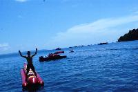 Serunya Naik Banana Boat di Pantai Timur Pangandaran