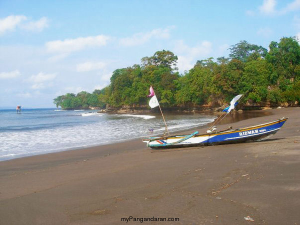 Melihat Indahnya Pantai Batu Karas