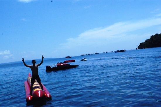 Serunya Naik Banana Boat di Pantai Timur Pangandaran