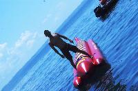 Serunya Naik Banana Boat di Pantai Timur Pangandaran