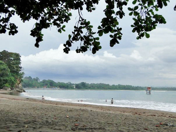 Melihat Indahnya Pantai Batu Karas