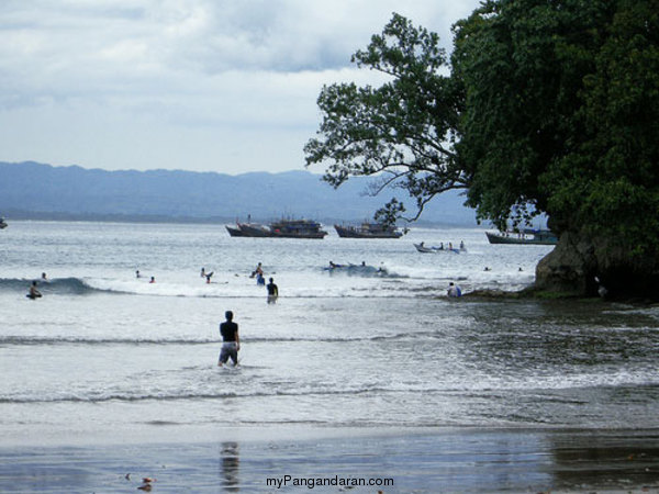 Melihat Indahnya Pantai Batu Karas