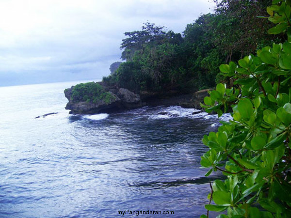 Melihat Indahnya Pantai Batu Karas